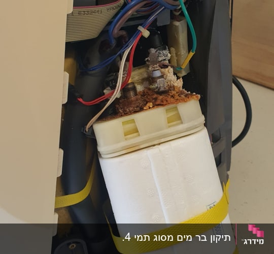 פילטר מים עם חיבורים וצינורות חשופים